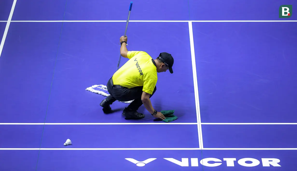 <p>Seorang petugas sedang membersihkan court saat jeda pertandingan Indonesia Open 2025 di Istora Senayan, Jakarta, Selasa (03/06/2025). (Bola.com/Bagaskara Lazuardi)</p>
