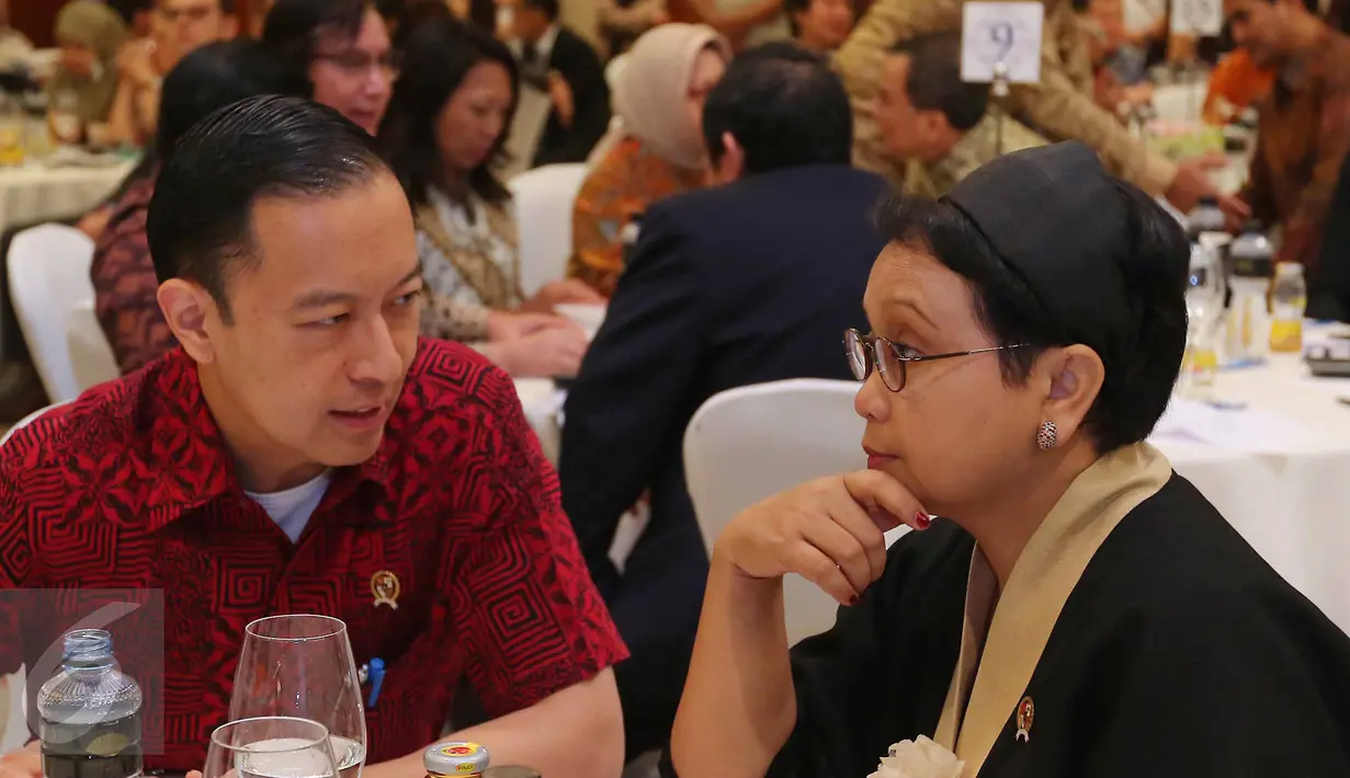 Mendag Thomas Lembong  (kiri) berbincang dengan Menlu Retno Marsudi saat Rakernas Kadin Hubungan International, Jakarta, (1/6). Rakernas membahas kerjasama bisnis international, meliputi sektor perdagangan hingga investasi. (Liputan6.com/Angga Yuniar)