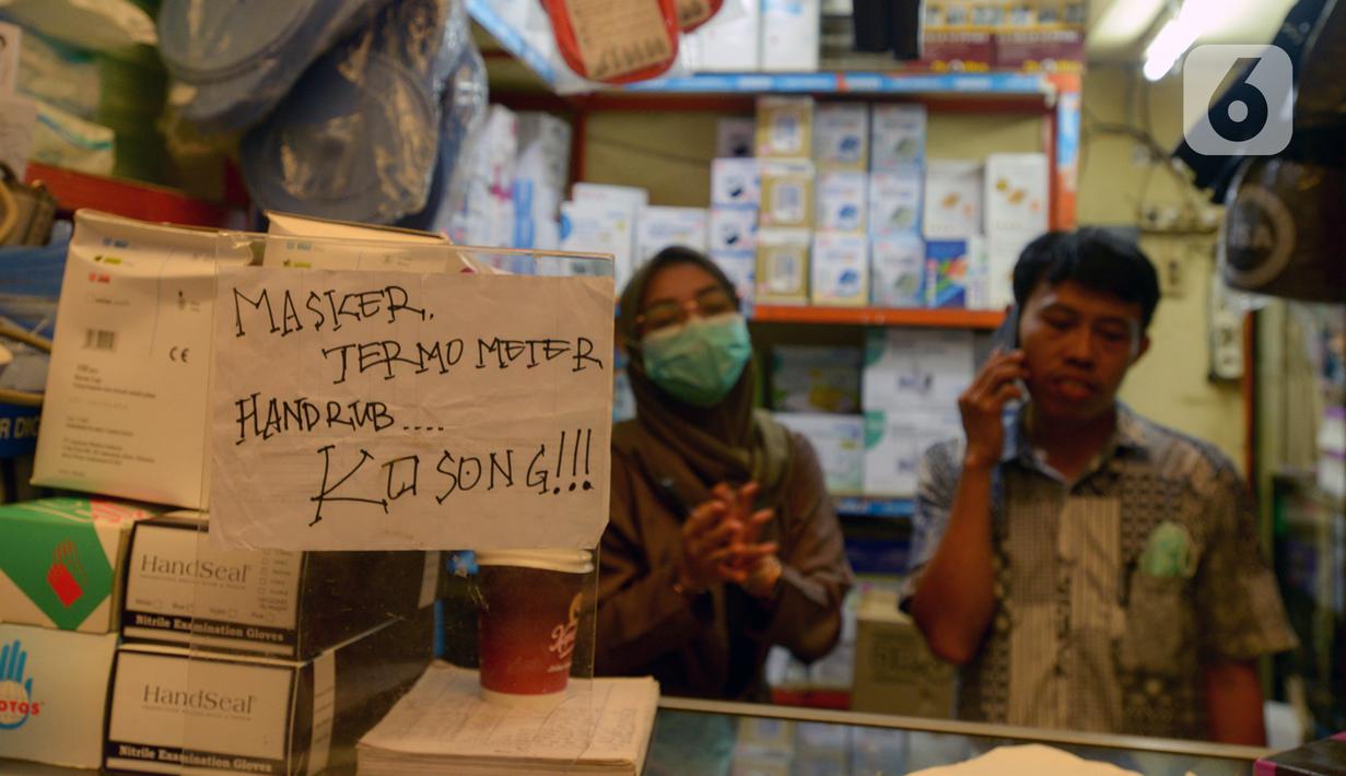 Sebuah papan pemberitahuan kekosongan masker terpampang pada sebuah toko di Pasar Pramuka, Jakarta Timur, Rabu (4/3/2020). Polda Metro Jaya menggelar sidak di Pasar Pramuka untuk menyikapi lonjakan harga dan kelangkaan masker di pasaran terkait virus corona atau COVID-19. (merdeka.com/Imam Buhori)