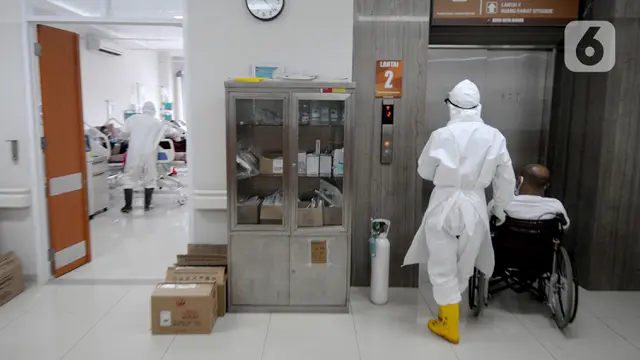 FOTO: Perjuangan Paramedis Merawat Pasien COVID-19 di RSUD Kota Bogor