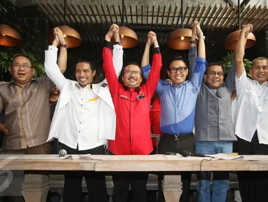 (Ki-ka) Tujuh Ketua DPW DKI Jakarta dari Partai Demokrat, PKS, PDIP, PAN, Partai Gerindra, PPP dan PKB sepakat membentuk Koalisi Kekeluargaan untuk menghadapi Pilgub DKI 2017, dalam pertemuan di Jakarta, , Senin (8/8). (Liputan6.com/Immanuel Antonius)