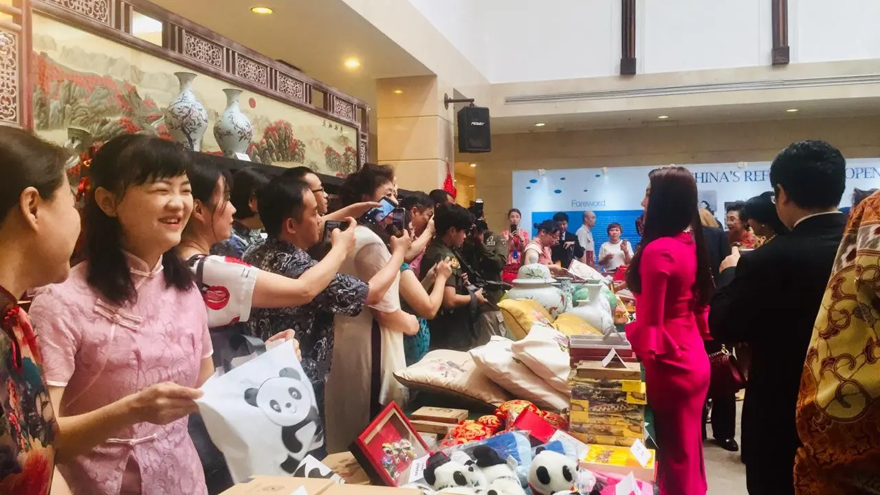 Kegiatan bazar amal yang diadakan oleh Kedutaan Besar China di Indonesia untuk memperingati Hari Perempuan Internasional