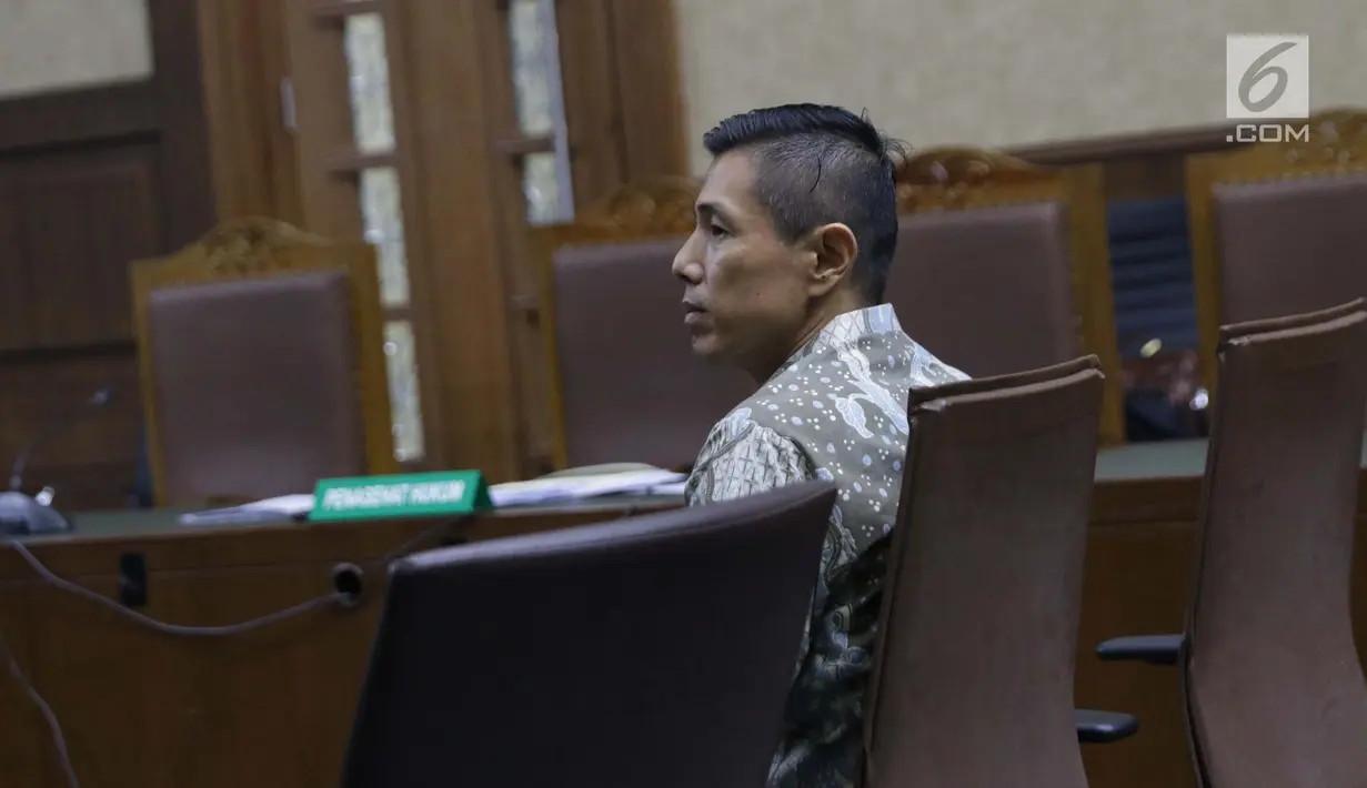 Pimpinan Tjokro Group, Kurniawan Eddy Tjokro saat menjalani sidang perdana kasus dugaan suap kepada Direktur PT Krakatau Steel, Wisnu Kuncoro di Pengadilan Tipikor, Jakarta, Rabu (12/6/2019). Sidang beragendakan mendengar pembacaan dakwaan dari JPU KPK. (Liputan6.com/Helmi Fithriansyah)