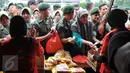 Para prajurit dan PNS menyerbu stand bazar murah dalam rangka menyambut Idul Fitri 1436 H, di Lapangan Kostrad, Jakarta, Selasa (7/7/2015). Bazar ini dikhususkan bagi para prajurit dan PNS di lingkungan Kostrad. (Liputan6.com/Herman Zakharia)