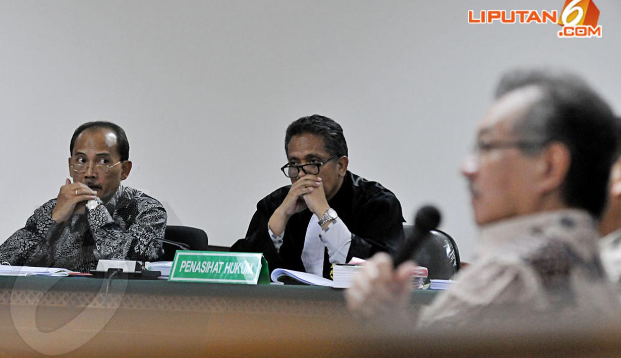 Budi Mulya (kiri), menyimak keterangan Deputi Gubernur BI, Halim Alamsyah yang dihadirkan sebagai saksi dalam sidang di Pengadilan Tipikor, Jakarta, Senin (14/4/2014).(Liputan6.com/Johan Tallo)