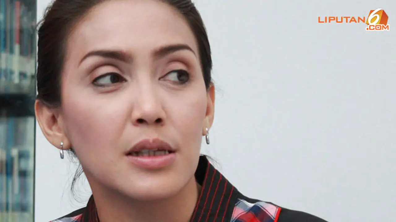 Valentine, Rieke 'Oneng' Kasih Mawar ke Pria Lain