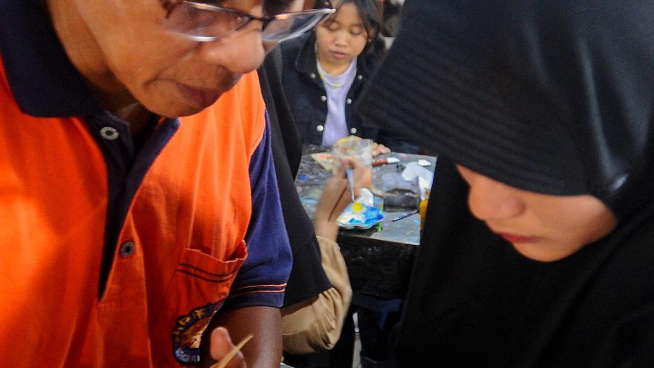 Para mahasiswa ini juga mendapat penjelasan secara detail mengenai cara mengukir pada kulit oleh ahlinya.