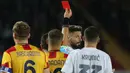 Pemain AC Milan Olivier Giroud menerima kartu merah saat melawan Lecce pada pertandingan sepak bola Serie A Liga Italia di Stadion Ettore Giardiniero, Lecce, Italia, Sabtu (11/11/2023). (Carlo Hermann/AFP)