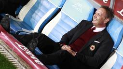 Pelatih AC Milan, Sinisa Mihajlovic terlihat santai menyaksikan laga AC Milan melawan SSC Napoli pada pertandingan Serie A pekan ke-26 di San Paolo, Naples, Selasa (23/2/2016) dini hari WIB. ( AFP/Carlo Hermann )