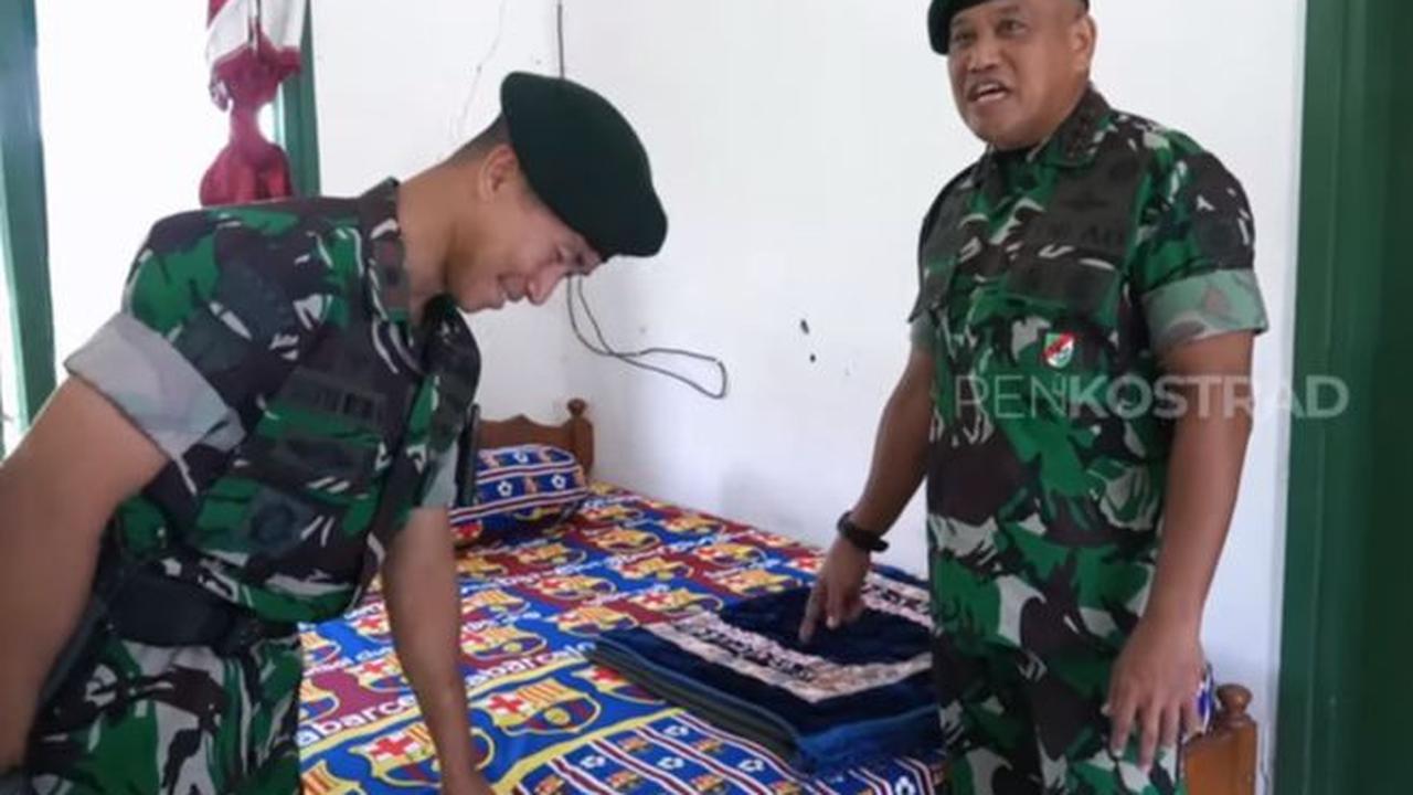 Melihat tempat tidur salah satu prajurit, sang jenderal pun melempar celoteh.