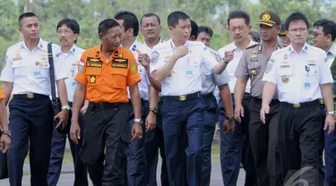 Menteri Perhubungan Ignasius Jonan (ketiga kiri) tiba di Lanud Iskandar, Pangkalan Bun, Kalteng, Selasa (13/01/2015). (Liputan6.com/Andrian M Tunay)