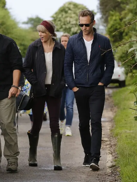 Rupanya, Tom Hiddleston dan Taylor Swift kerap menghabiskan waktu bersama-sama. Bahkan, Taylor rela terbang ke Inggris demi menemui orang tua Tom. (Dailymail/Bintang.com)