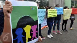 Aksi Panggung Rabu #SistersInDanger oleh aktivis dari berbagai elemen di depan DPR, Jakarta, (11/5). Mereka menyerukan untuk segera mengesahkan RUU Penghapusan Kekerasan Seksual tanpa hukuman kebiri dan hukuman mati. (Liputan6.com/Johan Tallo)