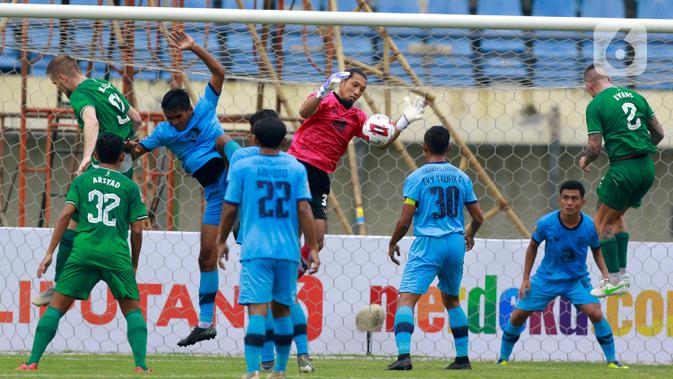 Kiper Persela Lamongan, Dwi Kuswanto, berusaha menangkap bola saat melawan PSS Sleman pada laga Piala Menpora 2021 di Stadion Si Jalak Harupat, Bandung, Minggu (28/3/2021). (Bola.com/M Iqbal Ichsan)