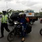 Petugas kepolisian memberhentikan pengendara motor saat Operasi Zebra Jaya 2017 di Daan Mogot, Jakarta, Selasa (7/11). Operasi Zebra yang digelar 1 November- 14 Desember 2017 tersebut secara serentak dilakukan se-Indonesia. (Liputan6.com/Johan Tallo)