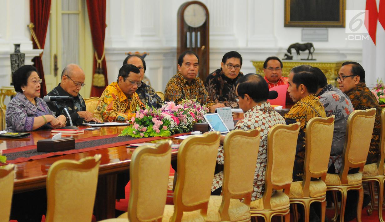 Dewan Pengarah Badan Pembinaan Ideologi Pancasila (BPIP) menemui Presiden Joko Widodo atau Jokowi di Istana Merdeka, Jakarta, Kamis (9/5/2019). Dalam pertemuan tertutup tersebut, hadir Ketua Dewan Pengarah BPIP yang juga mantan Presiden kelima Megawati Soekarnoputri. (Liputan6.com/Angga Yuniar)