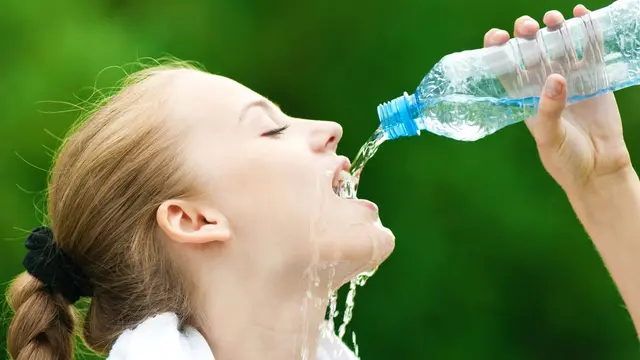 Terlalu Banyak Minum Air Bisa Berakibat Fatal (Aleksandr Markin/shutterstock)