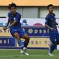 Bek PSIS, Riyan Ardiansyah (kiri) mencetak gol kemenangan timnya saat melawan Persela dalam laga pekan pertama BRI Liga 1 2021/2022 di Stadion Wibawa Mukti, Cikarang, Sabtu (04/09/2021). PSIS menang 1-0. (Foto: Bola.com/Bagaskara Lazuardi)