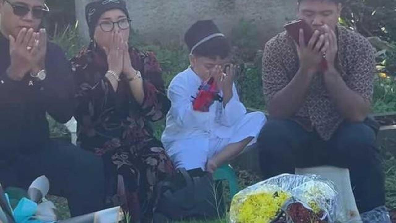 Momen Gala Sky Ziarah ke Makam Orang Tua, Mengenang 4 Tahun Kepergian Vanessa dan Bibi