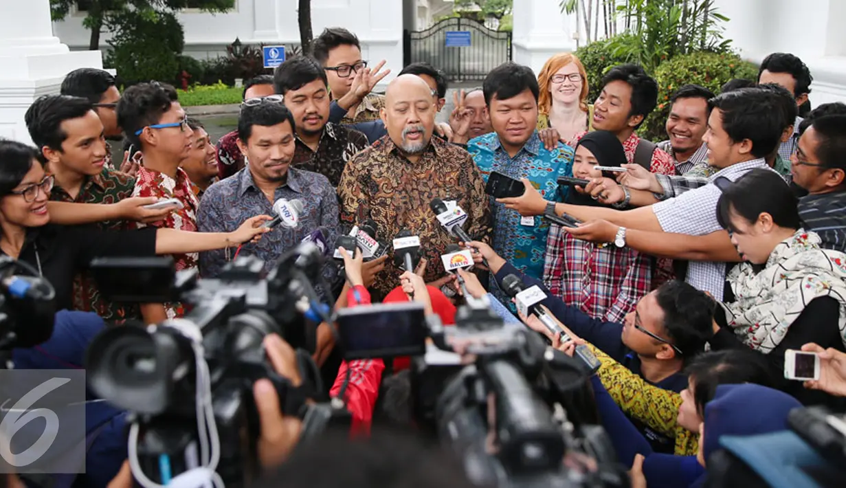 Para komika memberikan keterangan pers usai jamuan makan siang bersama Presiden Joko Widodo di Istana Negara, Jakarta, Kamis (17/12). Para komika datang ke Istana Negara, seperti Indro Warkop, Mongol Stress, Raditya Dika, dll. (Liputan6.com/Faizal Fanani)