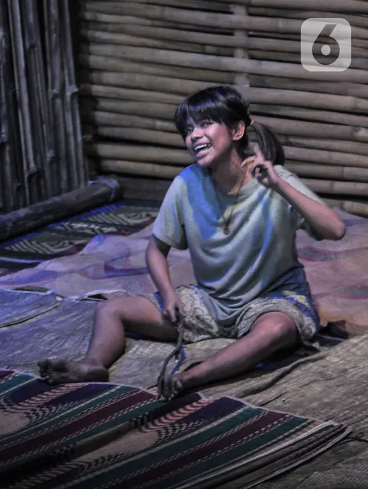 Kelompok Tema Gunadarma melakukan pementasan dengan judul "Tiga Kain Tenun" saat Festival Teater Jakarta (FTJ) wilayah Jakarta Selatan di Pusat Pelatihan Seni dan Budaya, Tebet, Selasa (16/11/2021). Kegiatan FTJ tingkat kota tersebut diikuti oleh 9 kelompok teater. (merdeka.com/Iqbal S Nugroho)