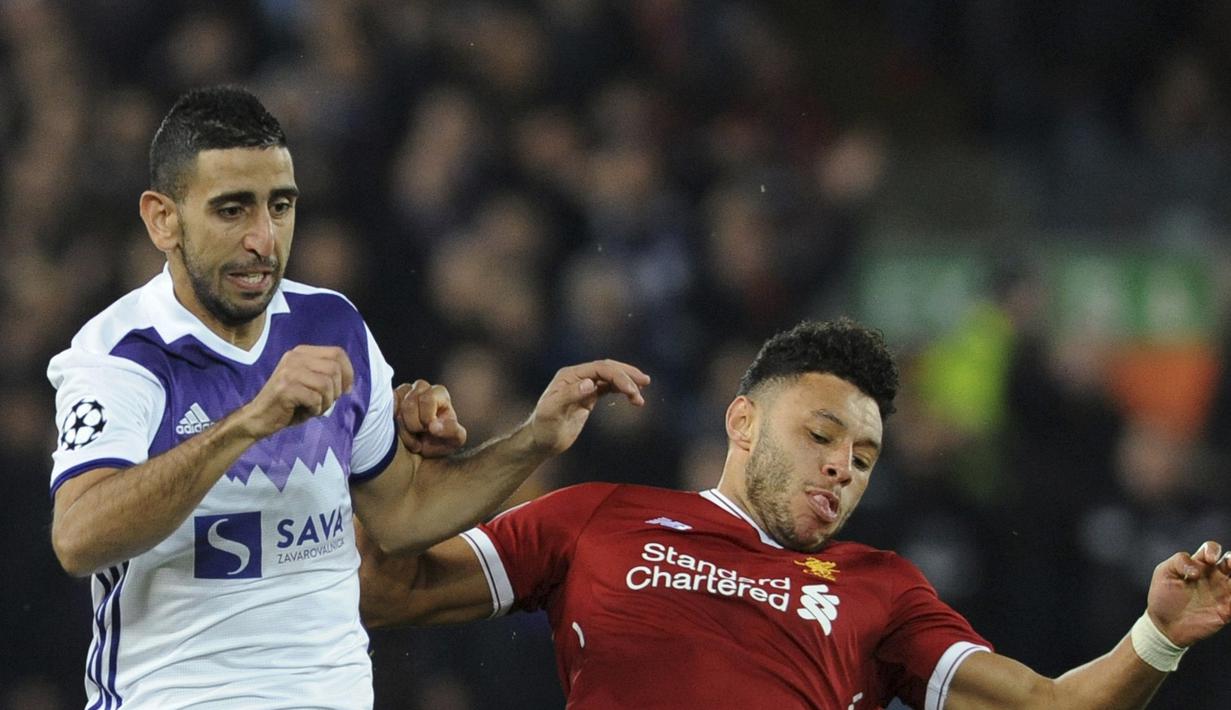 Aksi pemain Liverpool, Alex Oxlade-Chamberlain (kanan) saat berebut bola dengan pemain Maribor, Marwan Kabha pada laga Liga Champions grup E di Stadion Anfield, Liverpool, (1/11/2017). Liverpool menang 3-0. (AP/Rui Vieira)