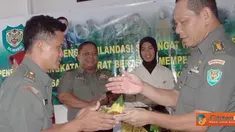 Citizen6, Bandung: Acara diakhiri dengan Pemotongan Tumpeng oleh  Kapendam dan diserahkan langsung kepada Prajurit yang akan memasuki Purna tugas Peltu Dedi Setiawan. (Pengirim: Pendam3)