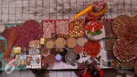 Pedagang sedang melayani seorang pembeli di pasar tradisional kawasan Tebet, Jakarta, Senin (1/8).Badan Pusat Statistik (BPS) melaporkan inflasi Juli 2016 sebesar 0,69 persen. (Liputan6.com/Angga Yuniar)