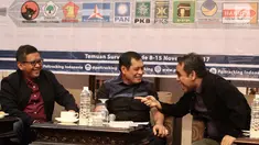 Sekjen PDIP, Hasto Kristiyanto (kiri), Ketua Harian DPP Partai Golkar, Nurdin Halid (tengah) dan Sekjen Partai Gerindra, Ahmad Muzani saat Evaluasi Pemerintahan Jokowi-JK dan Meneropong Peta Elektoral 2019, Minggu, (26/11). (Liputan6.com/Fery Pradolo)
