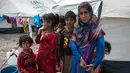 Bocah-bocah berkumpul di di kamp penampungan di Hammam al-Alil, Irak, Rabu (3/5). Pengungsi di kamp ini adalah warga Irak yang menyelamatkan diri dari ISIS di Mosul Barat. (AFP PHOTO / FADEL SENNA)