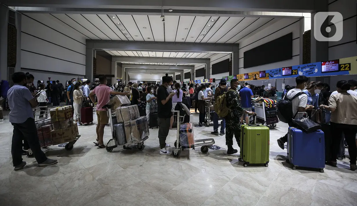 Calon penumpang pesawat mengantre saat lapor diri di Terminal 2 Bandara Soekarno Hatta, Tangerang, Banten, Rabu (5/5/2021). Pengelola Bandara Soekarno Hatta mencatat pergerakan penumpang pada H-1 jelang larangan mudik. (Liputan6.com/Johan Tallo)