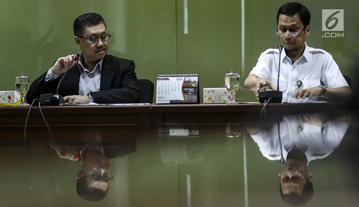 Ketua Bidang Seleksi Calon Hakim Agung Aidul Fitri Saida (kiri) bersama Kepala Biro Rekrutmen Advokasi dan Peningkatan Kapasitas Hakim Arie Sudihar memberikan keterangan pers kelulusan calon hakim agung di Komisi Yudisial, Jakarta, Rabu (8/7/2019). (Liputan6.com/Johan Tallo)