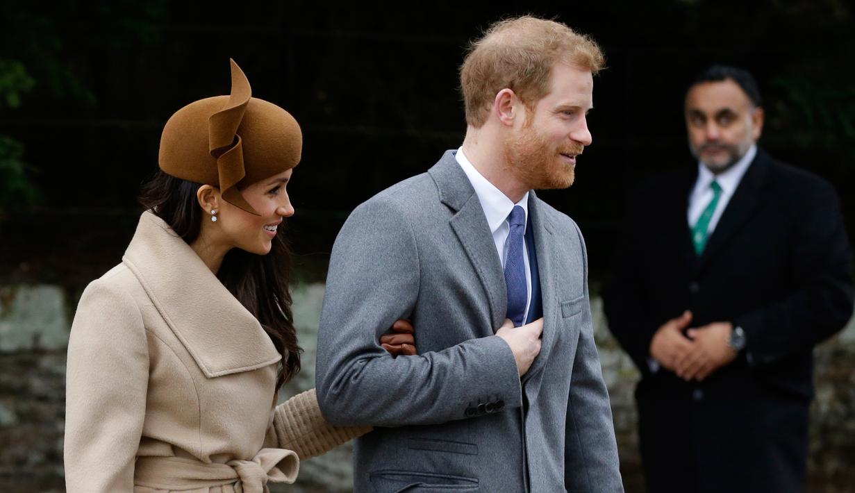 Pangeran Harry dan sang tunangan, Meghan Markle menghadiri tradisi pelayanan gereja di hari Natal Kerajaan Inggris di Gereja St. Mary Magdalene, Sandringham, Senin (25/12). Tahun ini, Markle menjadi anggota baru pada perayaan tersebut. (AP/Alastair Grant)