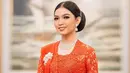 Selvi Ananda tampil anggun dengan kebaya merah berpayet serta selendang warna senada. Detail dari kebaya itu terlihat makin elegan dengan pemasangan bros perak berukuran besar di sisi kanan. Penampilannya makin mahal dengan aksesoris berlian berupa anting-anting raindrop dan kalung di lehernya. (Liputan6.com/IG/@riomotret)