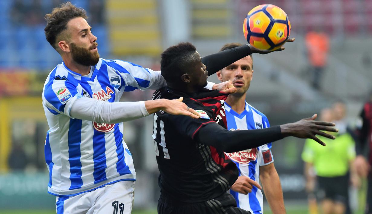 Pemain Pescara,Francesco Zampano (kiri) menghadang aksi pemain AC Milan, M'Baye Niang pada laga Serie A Italia di San Siro Stadium, Milan (30/10/2016). Milan menang 1-0. (AFP/Giuseppe Cacace)