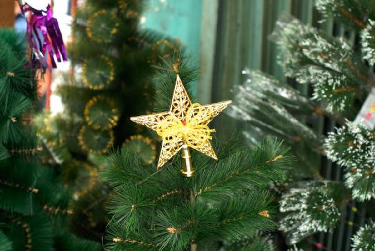 Berbagai pernak-pernik Natal hiasi kawasan Glodok