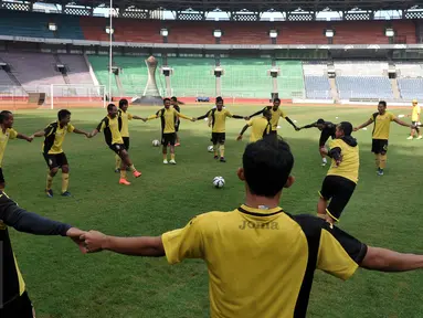 Pemain Sriwijaya FC menjalani latihan ringan di Lapangan Gelora Bung Karno Jakarta, Sabtu (2/4). Sesi latihan ini bertujuan untuk pemanasan dan pertandingan Semi Final piala Bhayangkara memperubatkan juara 3. (Liputan6.com/JohanTallo)
