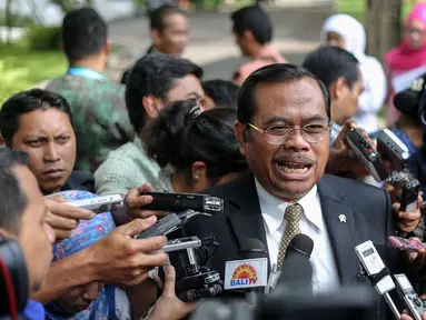 Jaksa Agung M Prasetyo memberikan keterangan kepada wartawan terkait eksekusi terhadap sembilan terpidana mati di komplek Istana Negara, Jakarta, Selasa (28/4/2015). (Liputan6.com/Faizal Fanani)