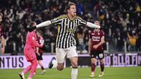 Selebrasi striker Juventus, Kenan Yildiz setelah mencetak gol kelima timnya ke gawang Salernitana pada laga babak 16 besar Coppa Italia 2023/2024 di Juventus Stadium, Turin, Jumat (5/1/2024) dini hari WIB. (dpa via AP Photo/Marco Alpozzi)
