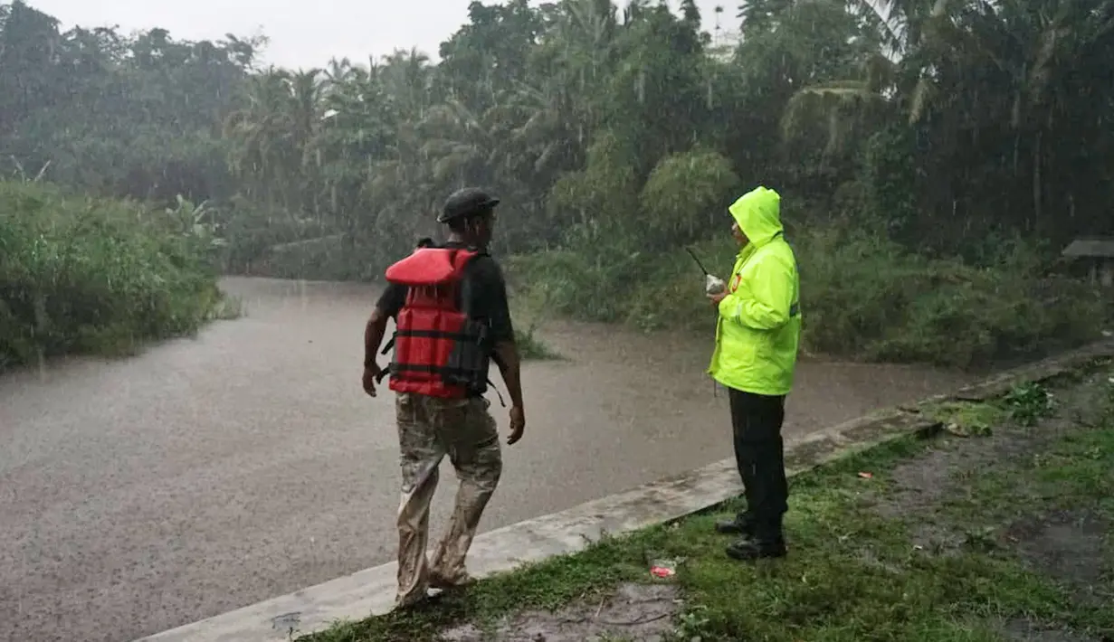 Tim penyelamat melakukan pengamatan kondisi sungai Sempor saat mencari siswa SMPN 1 Turi korban banjir bandang, Sleman, Yogyakarta, Jumat (21/2/2020). Ratusan personel gabungan diterjunkan melakukan penyisiran di sekitar lokasi kejadian. (AP Photo)