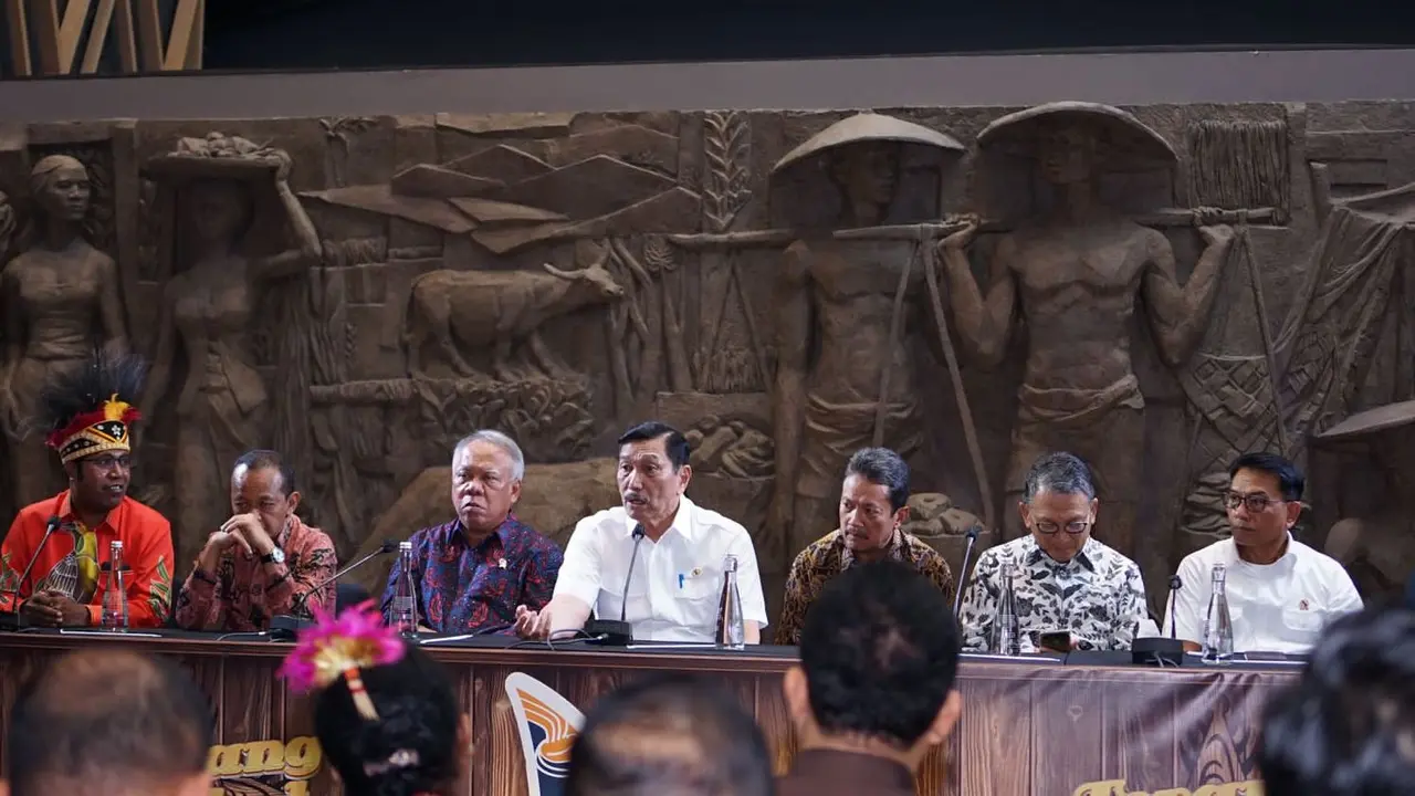 Menteri Koordinator Bidang Kemaritiman dan Investasi (Menko Marves) Luhut Binsar Pandjaitan dan beberapa menteri lain dalam peresmian penyelenggaraan Sail Teluk Cendrawasih, di Sarinah, Jakarta, Jumat (3/2/2023).