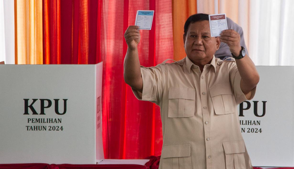 Presiden Republik Indonesia, Prabowo Subianto menunjukkan surat suara usai menggunakan hak pilihnya pada Pemilihan Kepala Daerah (Pilkada) Serentak 2024 di kawasan Hambalang Kabupaten Bogor, Jawa Barat pada Rabu 27 November 2024. (ADITYA IRAWAN/AFP)