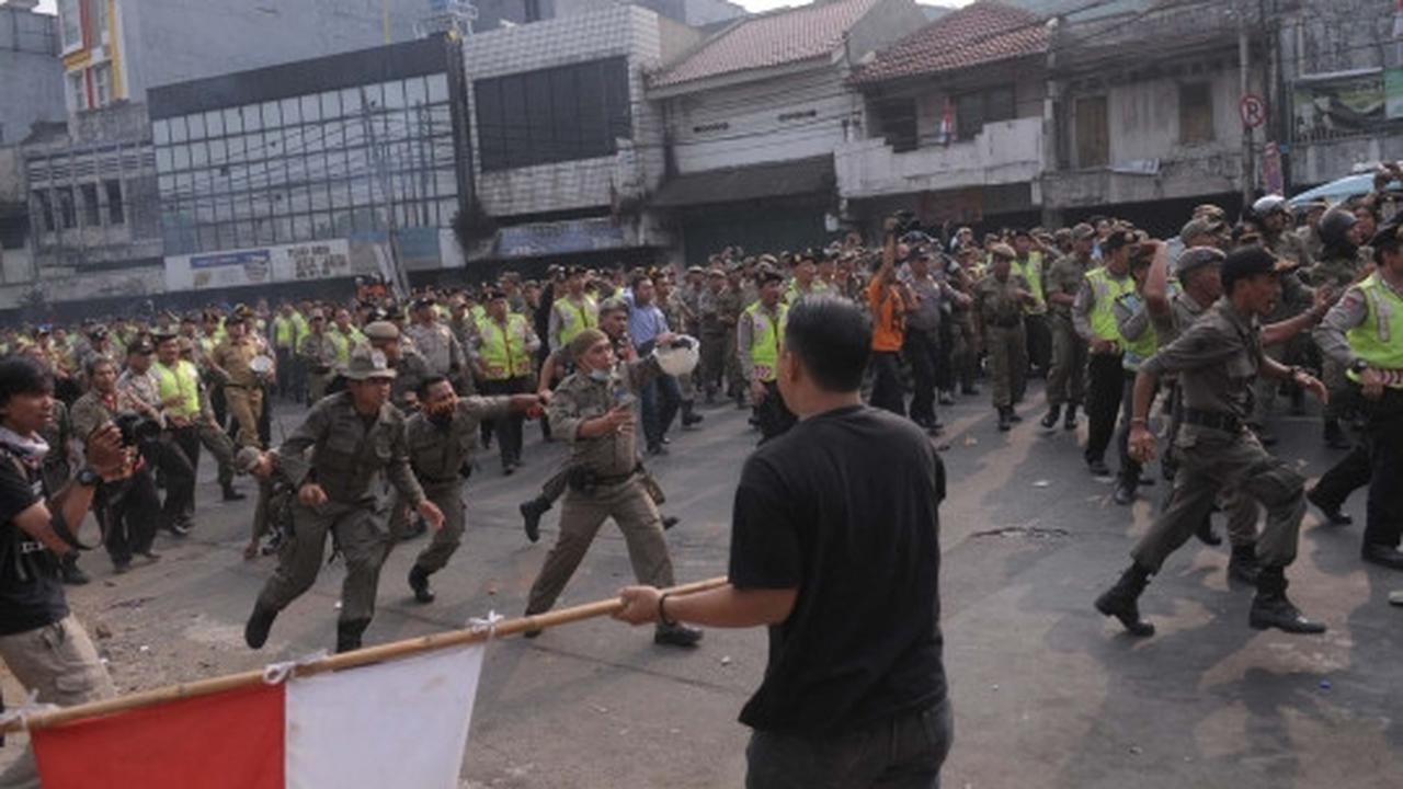 Tolak penggusuran, ratusan warga Kampung Pulo hadang Satpol PP
