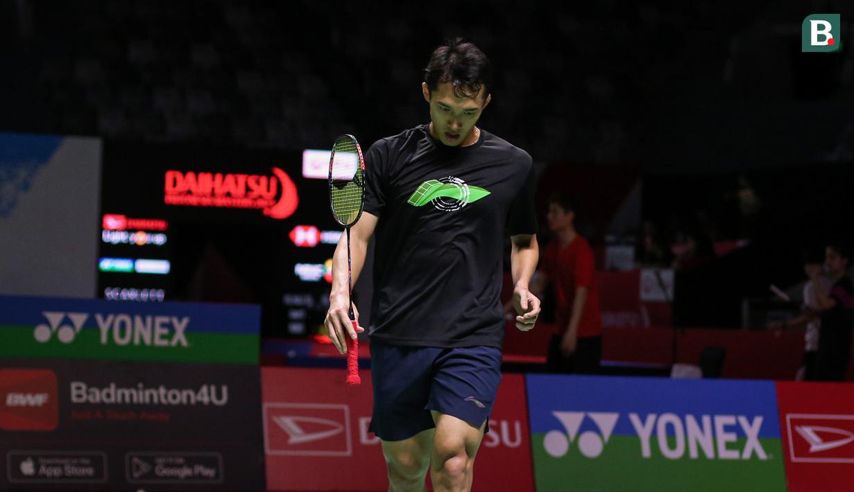 Pebulutangkis tunggal putra Indonesia, Jonatan Christie saat melakukan latihan menjelang Indonesia Masters 2023 yang berlangsung di Istora Senayan, Jakarta, Senin (23/01/2023). (Bola.com/Bagaskara Lazuardi)