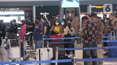 Calon penumpang berada di Terminal 3 Bandara Internasional Soekarno Hatta, Banten, Selasa (1/3/2022). Mulai hari ini pemerintah memberlakukan aturan karantina selama tiga hari bagi Pelaku Perjalanan Luar Negeri (PPLN) yang sudah memperoleh vaksinasi lengkap dan booster. (Liputan6.com/Angga Yuniar)