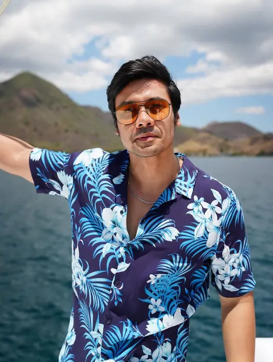 Baru-baru ini sosok Chicco Jerikho pun sedang menjadi sorotan. Pasalnya pentolan KITE Entertainment yang menjabat sebagai CEO ini digeruduk netizen atas statement agensinya perihal kasus yang tengah menyandung Arawinda Kirana, salah satu talent agensi tersebut. (Liputan6.com/IG/@chicco.jerikho)