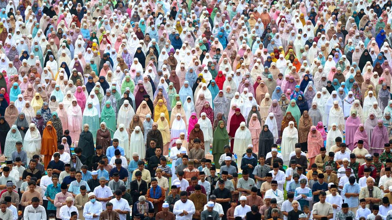 FOTO: Antusias Warga Bogor Ikuti Shalat Idul Fitri di Stadion Pakansari