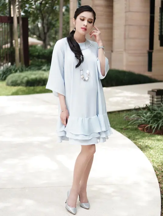 Wanita yang sedang menanti kelahiran anak pertamanya ini memang tak pernah berbusana dengan gaya berlebihan. Seperti di foto ini, Sandra Dewi memakai dress polos berwarna biru muda. (Instagram/sandradewi88)