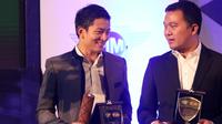 Rio Haryanto (kiri) bersama Suban Aksa menerima penghargaan pada acara IMI Awards di Hotel Borobudur, Jakarta, Kamis (17/12/2015). (Bola.com/Nicklas Hanoatubun)