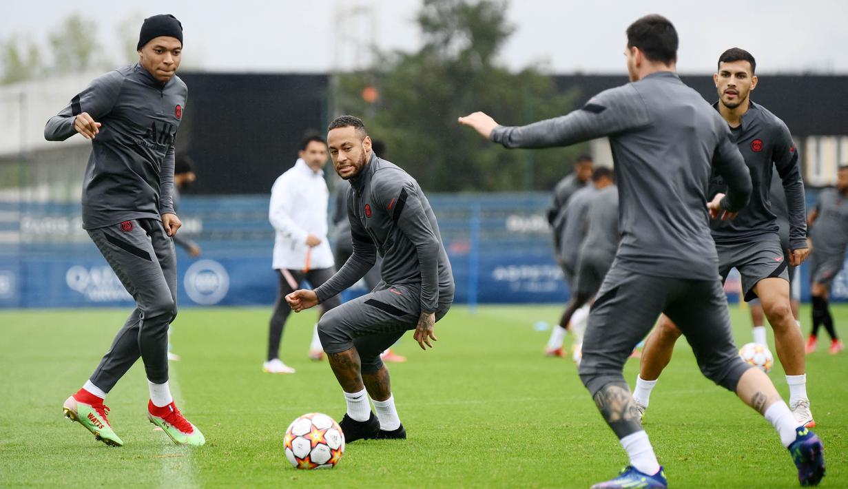Laga yang akan digelar di Parc des Princes, Rabu (29/9) pukul 02.00 WIB dini hari akan jadi laga bertajuk perang bintang lantaran kedua tim memiliki skuat rata-rata pemain top dunia. (AFP/Franck Fife)
